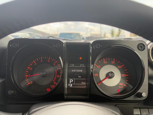 ジムニー XC 届出済未使用車 オーディオレス 革巻きステアリング 前席シートヒーター スズキセーフティサポート オートライト クルーズコントロール 純正LEDヘッドライト 純正フォグランプ 純正16インチAW(8枚目)