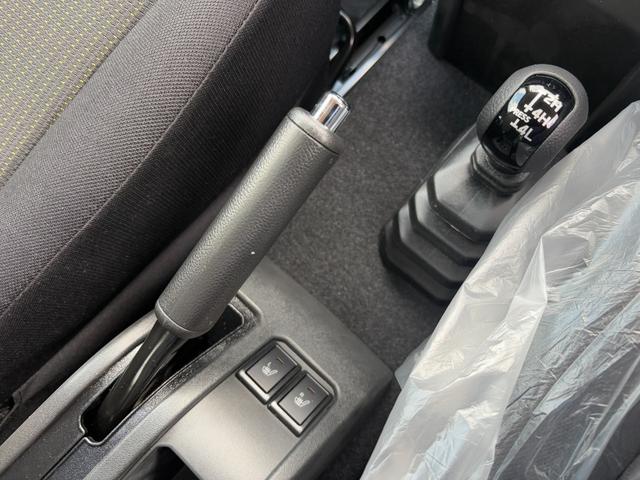 ジムニー XC 届出済未使用車 オーディオレス 革巻きステアリング 前席シートヒーター スズキセーフティサポート オートライト クルーズコントロール 純正LEDヘッドライト 純正フォグランプ 純正16インチAW(11枚目)