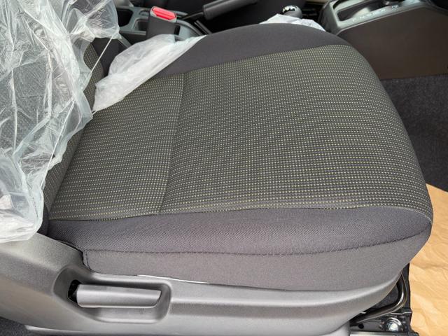 ジムニー XC 届出済未使用車 オーディオレス 革巻きステアリング 前席シートヒーター スズキセーフティサポート オートライト クルーズコントロール 純正LEDヘッドライト 純正フォグランプ 純正16インチAW(17枚目)