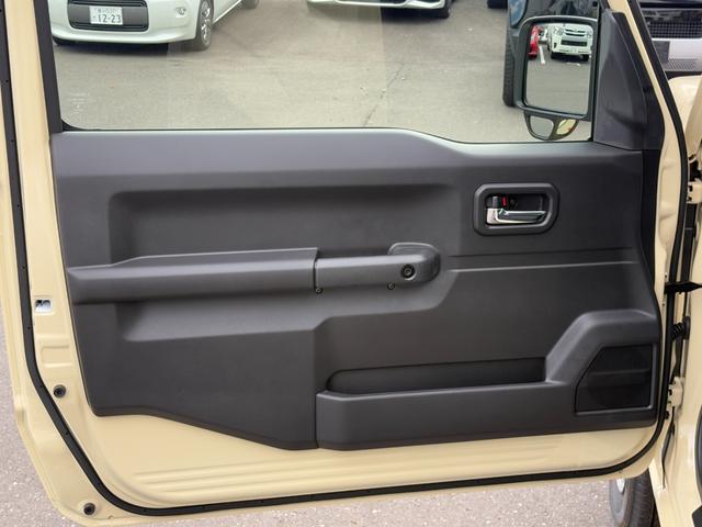 ジムニー XC 届出済未使用車 オーディオレス 革巻きステアリング 前席シートヒーター スズキセーフティサポート オートライト クルーズコントロール 純正LEDヘッドライト 純正フォグランプ 純正16インチAW(18枚目)