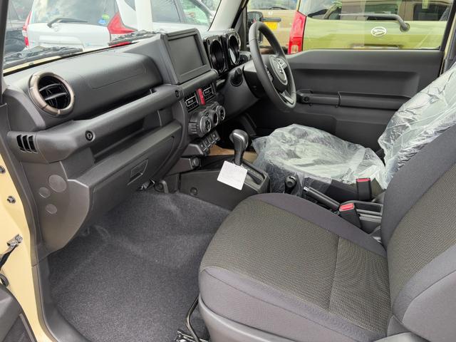 ジムニー XC 届出済未使用車 オーディオレス 革巻きステアリング 前席シートヒーター スズキセーフティサポート オートライト クルーズコントロール 純正LEDヘッドライト 純正フォグランプ 純正16インチAW(19枚目)