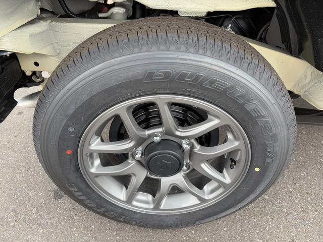 ジムニー XC 届出済未使用車 オーディオレス 革巻きステアリング 前席シートヒーター スズキセーフティサポート オートライト クルーズコントロール 純正LEDヘッドライト 純正フォグランプ 純正16インチAW(42枚目)