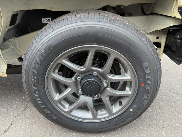 ジムニー XC 届出済未使用車 オーディオレス 革巻きステアリング 前席シートヒーター スズキセーフティサポート オートライト クルーズコントロール 純正LEDヘッドライト 純正フォグランプ 純正16インチAW(44枚目)