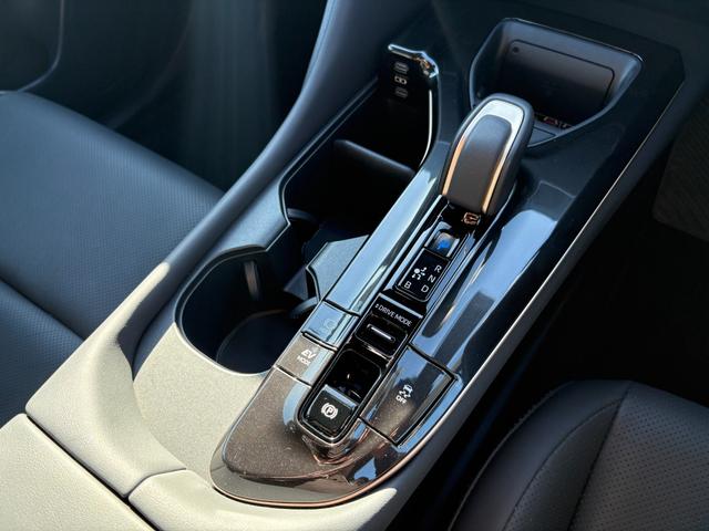 クラウンスポーツ Z 買取直販 1オーナー メーカー装着12.3インチメモリーナビ 黒本革シート BSM パノラミックビューモニター― デジタルインナーミラー 置くだけ充電 純正21インチAW(シルバー塗装)(17枚目)