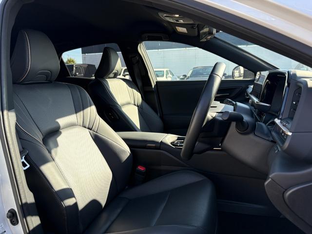 クラウンスポーツ Z 買取直販 1オーナー メーカー装着12.3インチメモリーナビ 黒本革シート BSM パノラミックビューモニター― デジタルインナーミラー 置くだけ充電 純正21インチAW(シルバー塗装)(22枚目)