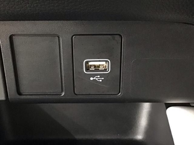 フィット ｅ：ＨＥＶホーム　デモカーＵＰ・ＬＥＤ・フルセグ・ホンダＣＯＮＮＥＣＴ・シートヒーター・ＥＴＣ　前後誤発進抑制機能　クリソナ　助手席エアバッグ　運転席エアバッグ　１オナ　アイドリングストップ　ＬＥＤライト　ＵＳＢ接続（11枚目）