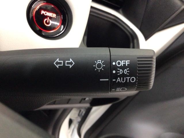 フィット ｅ：ＨＥＶホーム　デモカーＵＰ・ＬＥＤ・フルセグ・ホンダＣＯＮＮＥＣＴ・シートヒーター・ＥＴＣ　前後誤発進抑制機能　クリソナ　助手席エアバッグ　運転席エアバッグ　１オナ　アイドリングストップ　ＬＥＤライト　ＵＳＢ接続（23枚目）