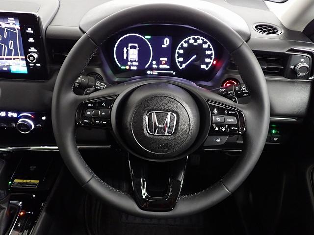 ハンドル左側にはオーディオ操作が出来るオーディオリモートコントロールスイッチ、右側にはＨｏｎｄａＳＥＮＳＩＮＧとオートクルーズコントロールのスイッチを装備！