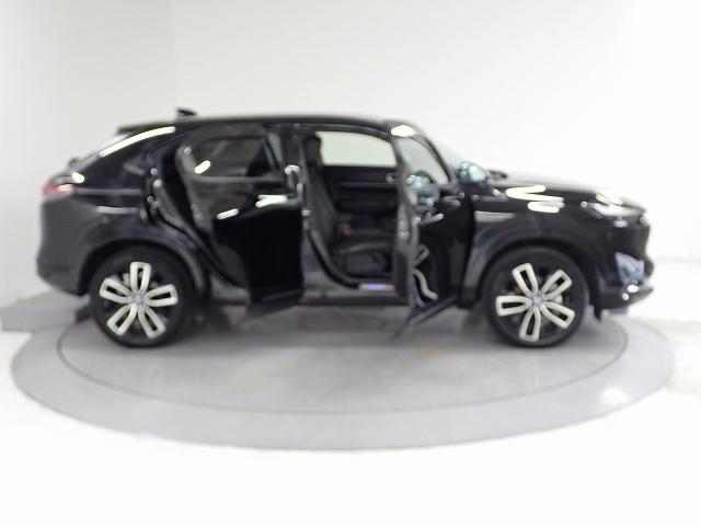 Ｈｏｎｄａ独自のセンタータンクレイアウト低床設計で床が低くまた前席後席ドアも大きく開きますので女性にもお子様にも一段と乗り降りがしやすいです。