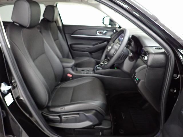 ゆったりとした運転席・助手席です。運転席はシートハイトアジャスター付で高さ調整が出来るので、色々な方のドライビングポジションに合います！