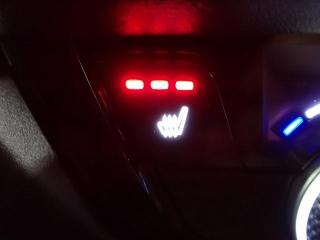 体を直接温めてくれるシートヒーターが装備されています。暖かくなるまでの時間も早いので寒い朝でも苦になりません。