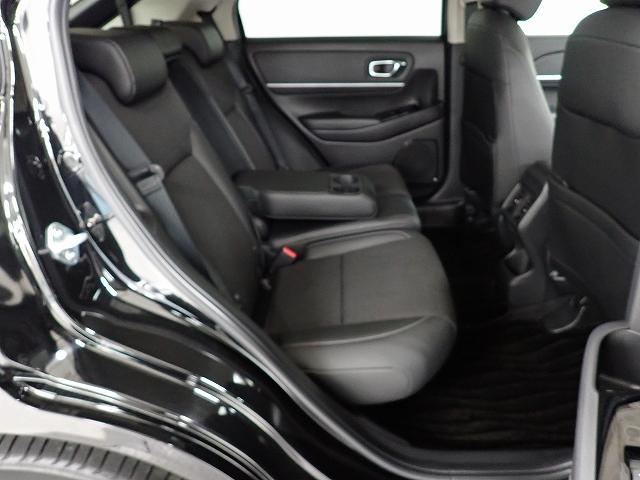 リアシートは３名乗車も可能ですが、２名の時にはセンターの大型のアームレストを使用してゆったりとくつろげるのでとても快適です。