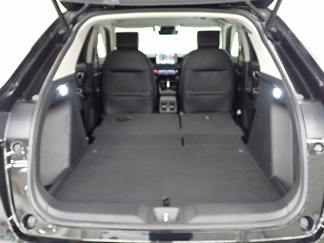 リアシートを畳んでしまえば、フルフラット荷室の出来上がり。余裕の積載スペースで、趣味の幅もグ〜ンと広がります。楽しい道具をたくさん積んで１日フルにエンジョイしましょう♪