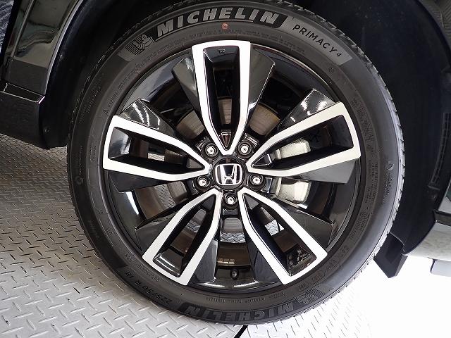 アルミホイールは安心のホンダ純正！車のデザインにもマッチしています。