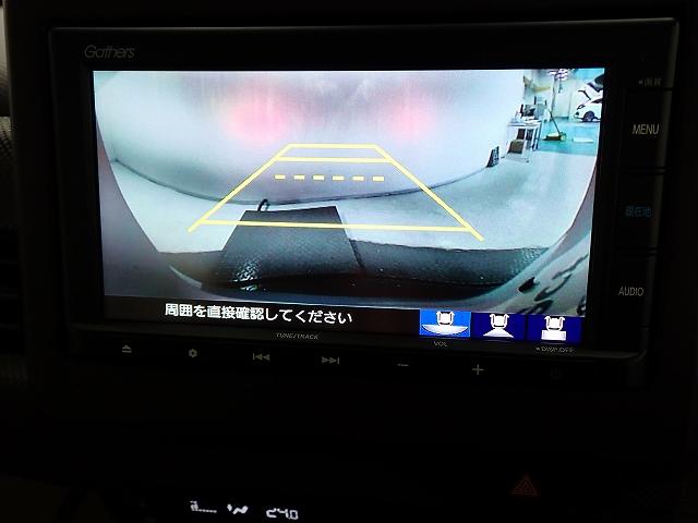 バックも安心のリアカメラ付いています。リアカメラがあると、いつでも安全にバックできますね。死角も減ります。３ビュー切り替え、ガイド線表示なので便利です。