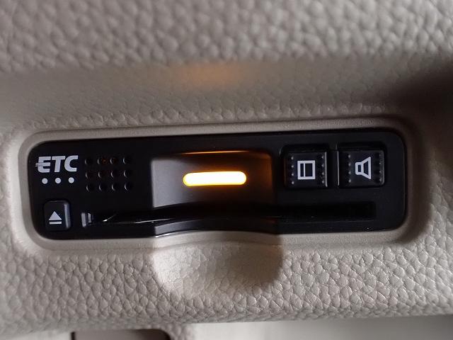 デザインスッキリのビルトイン『ＥＴＣ』！高速道路の特典はもちろん、キャッシュレスなので料金所では徐行するだけで通過可能です！