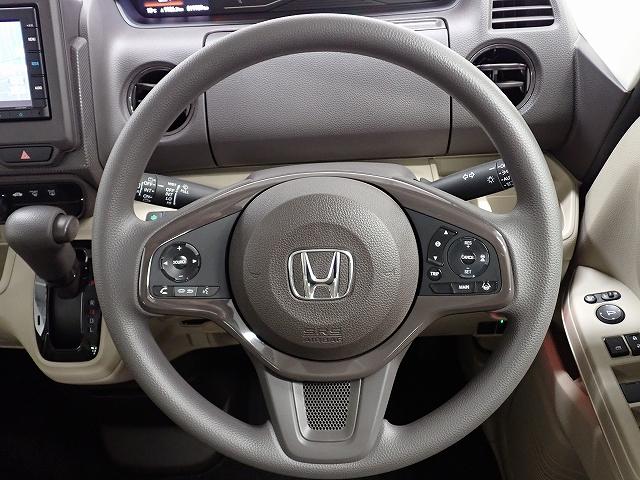 ハンドル左側にはオーディオ操作が出来るオーディオリモートコントロールスイッチ、右側にはＨｏｎｄａＳＥＮＳＩＮＧとオートクルーズコントロールのスイッチを装備！