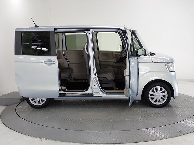 Ｈｏｎｄａ独自のセンタータンクレイアウト、低床設計で床が低くドアも大きく開きますので、女性やお子様、ご年配の方にも一段と乗り降りがしやすくなっています。