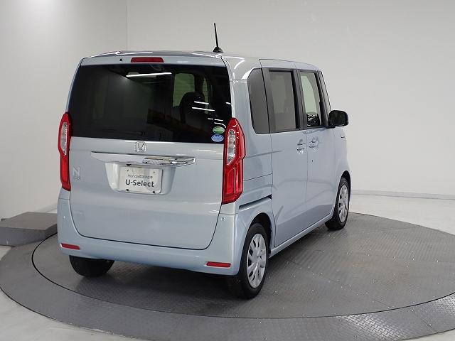 プライバシーガラスが装備されています。外を見るときには気にならずに、後方車両からは車内が見えにくい設計です、周りを気にせず、快適に運転できますよ。