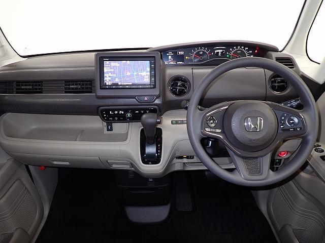 視界と視認性に優れたインパネまわりに統一感のあるデザインで全体をすっきりと。スイッチ類は見やすく分かりやすいレイアウトに。エンジンスタートはスタートボタンをワンプッシュ！