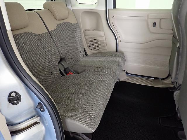 リアシートは足元も広々していて足を組めるほど余裕があります！又背もたれを左右別々に倒せるので長い物でも積めます。