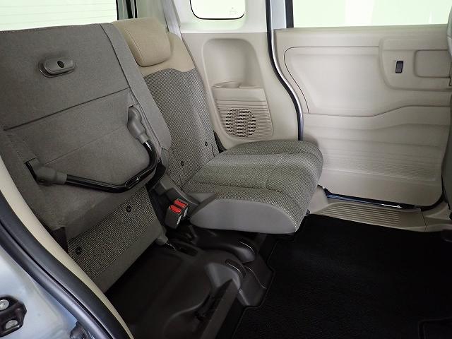 チップアップ、ダイブダウン機構付【ウルトラリアシート】は後席座面を左右分割で跳ね上げることができるので植木やベビーカーなど背の高い荷物をラクラク収納できます。ホンダ車ならではの人気装備です。