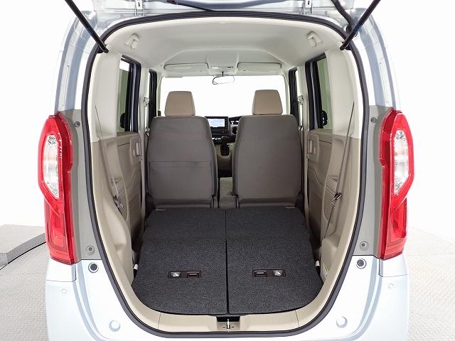 リアシートを倒すと高さも奥行もあるラゲッジスペースとなり自転車なんかも積めちゃいます！！