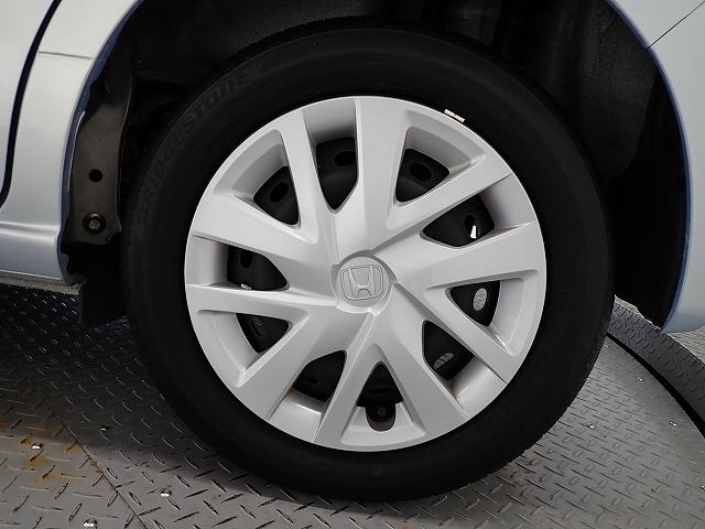 ホイールは車のデザインにマッチした専用タイプです。