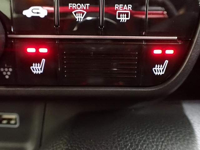 体を直接温めてくれるシートヒーターが装備されています。暖かくなるまでの時間も早いので寒い朝でも苦になりません。