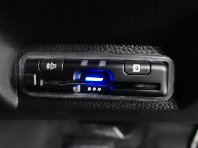 デザインスッキリのビルトイン『ＥＴＣ』！高速道路の特典はもちろん、キャッシュレスなので料金所では徐行するだけで通過可能です！