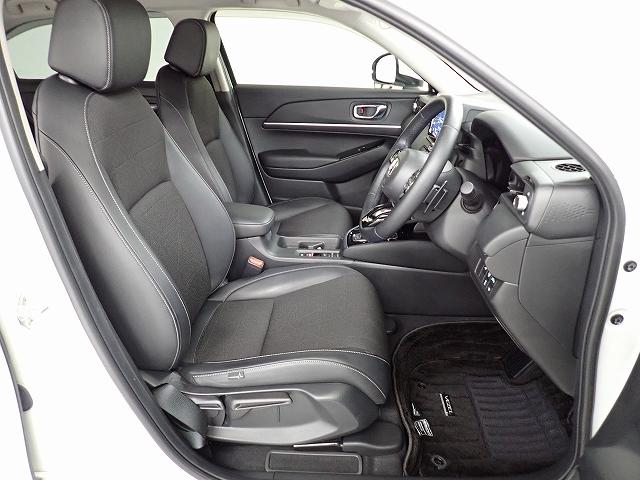 ゆったりとした運転席・助手席です。運転席はシートハイトアジャスター付で高さ調整が出来るので、色々な方のドライビングポジションに合います！