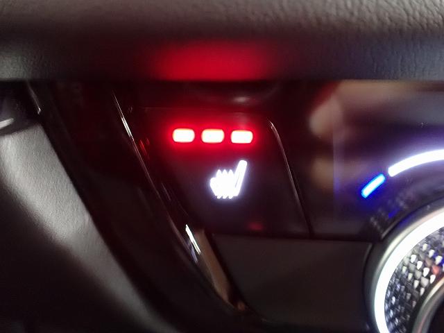 体を直接温めてくれるシートヒーターが装備されています。暖かくなるまでの時間も早いので寒い朝でも苦になりません。