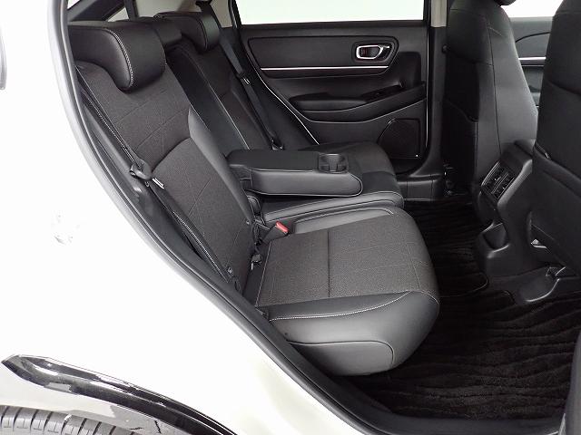 リアシートは３名乗車も可能ですが、２名の時にはセンターの大型のアームレストを使用してゆったりとくつろげるのでとても快適です。