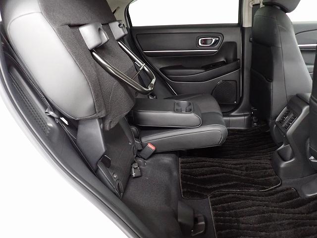 チップアップダイブダウン機構付【ウルトラリアシート】は後席座面を左右分割で跳ね上げることができます。トランクで積載できない背の高い荷物をラクラク収納できます。