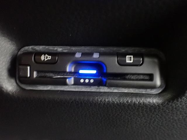 デザインスッキリのビルトイン『ＥＴＣ』！高速道路の特典はもちろん、キャッシュレスなので料金所では徐行するだけで通過可能です！