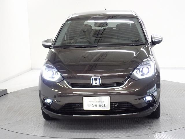 ＬＥＤヘッドライト、ＨＩＤより明るく省電力のヘッドライトが装着されています。また点灯忘れも防止できるオートライトコントロール機能もついているので、夜間のドライブもより安全に楽しめますよ