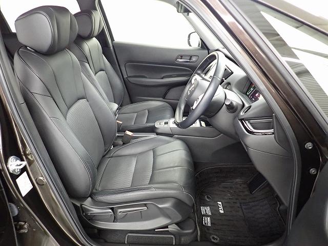 フロントは広々セパレートシート、運転席は、高さを調整できるハイトアジャスター付きです。