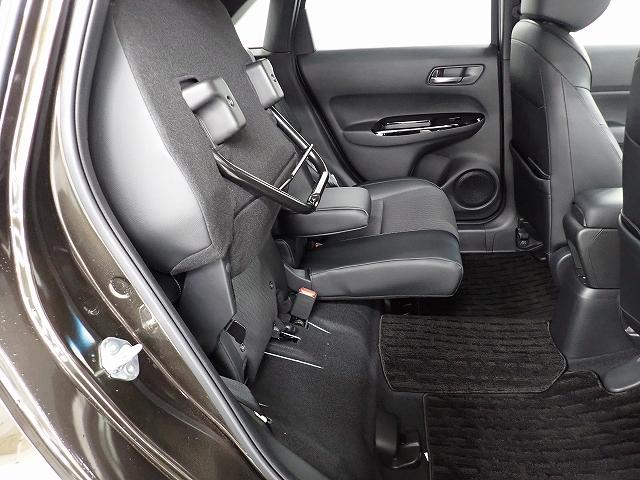 チップアップ、ダイブダウン機構付【ウルトラリアシート】は後席座面を左右分割で跳ね上げることができるので植木やベビーカーなど背の高い荷物をラクラク収納できます。ホンダ車ならではの人気装備です。