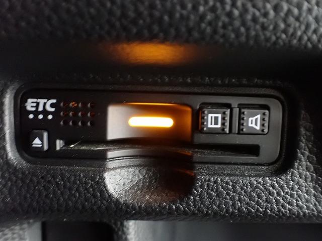 デザインスッキリのビルトイン『ＥＴＣ』！高速道路の特典はもちろん、キャッシュレスなので料金所では徐行するだけで通過可能です！