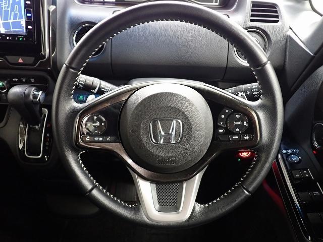 ハンドル左側にはオーディオ操作が出来るオーディオリモートコントロールスイッチ、右側にはＨｏｎｄａＳＥＮＳＩＮＧとオートクルーズコントロールのスイッチを装備！
