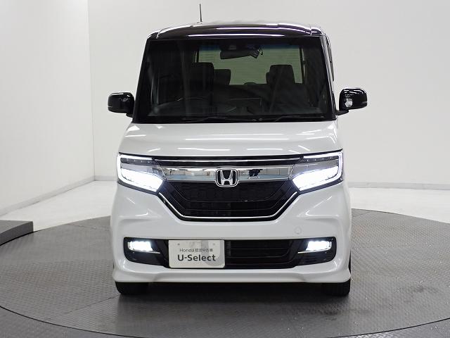 ＨＩＤより明るいＬＥＤヘッドライトが装備されています。より明るく！省電力！で、夜間走行時や雨の日に明るく安全に前方を照らすことが出来ます。