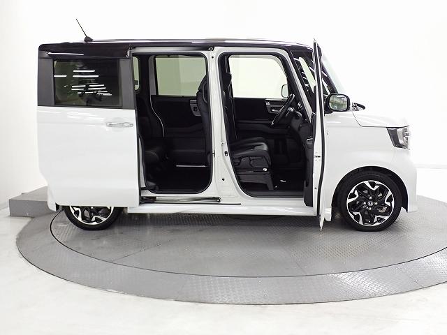 Ｈｏｎｄａ独自のセンタータンクレイアウト、低床設計で床が低くドアも大きく開きますので、女性やお子様、ご年配の方にも一段と乗り降りがしやすくなっています。