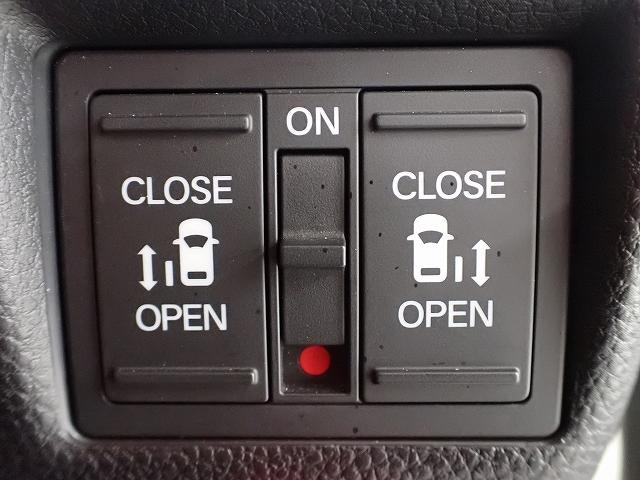 運転席からもスライドドアをボタン操作でスピーディーに開閉できます！またスマートキーでも操作できるので便利です。