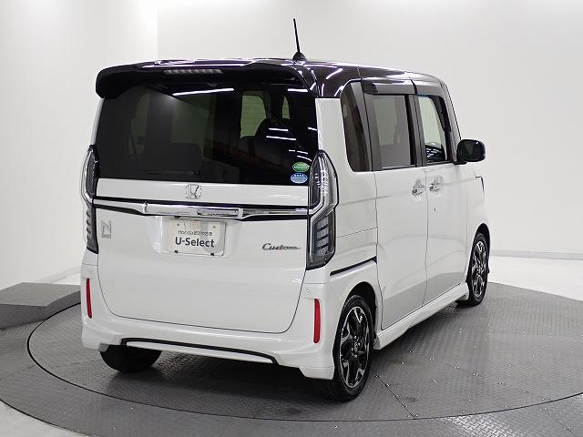 プライバシーガラスが装備されています。外を見るときには気にならずに、後方車両からは車内が見えにくい設計です、周りを気にせず、快適に運転できますよ。