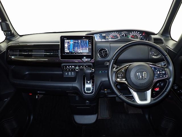 視界と視認性に優れたインパネまわりに統一感のあるデザインで全体をすっきりと。スイッチ類は見やすく分かりやすいレイアウトに。エンジンスタートはスタートボタンをワンプッシュ！