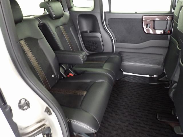 リアシートは足元も広々していて足を組めるほど余裕があります！又背もたれを左右別々に倒せるので長い物でも積めます。