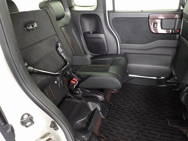 チップアップ、ダイブダウン機構付【ウルトラリアシート】は後席座面を左右分割で跳ね上げることができるので植木やベビーカーなど背の高い荷物をラクラク収納できます。ホンダ車ならではの人気装備です。