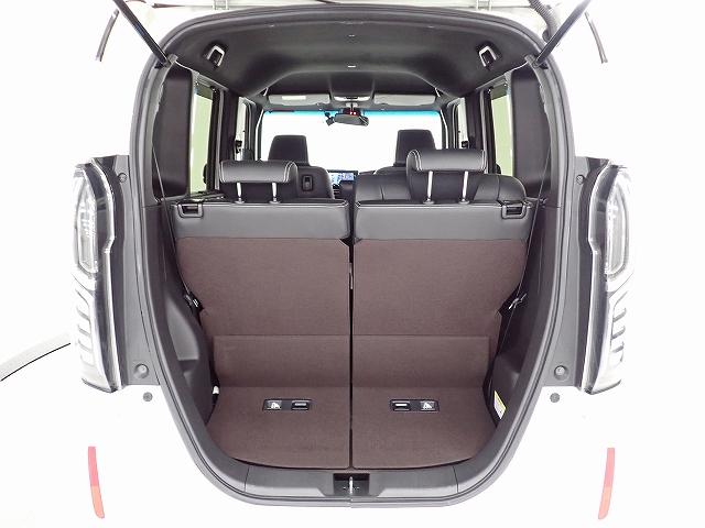 リアシートの後ろにはラゲッジスペースが確保されています。開口部も大きく床も低いので積み降ろしが楽です。