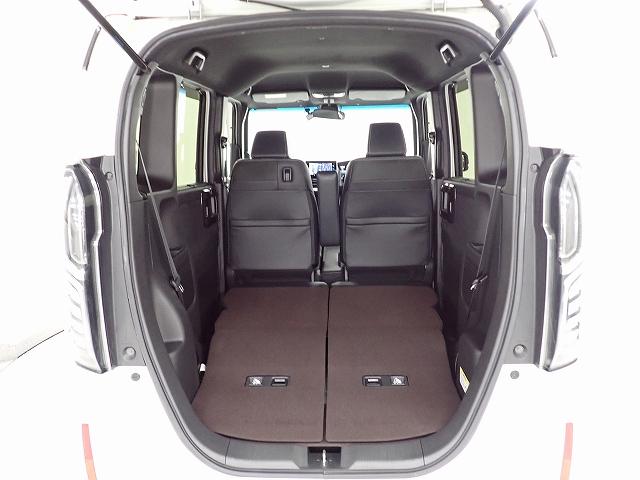 リアシートを倒すと高さも奥行もあるラゲッジスペースとなり自転車なんかも積めちゃいます！！