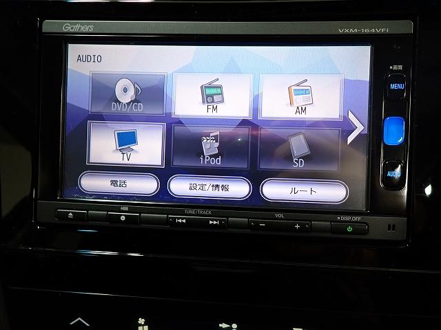 ホンダ純正ナビなのでダッシュボードにスッキリと収まっています。土地勘の無い所でも道に迷わず安心ですね！。ＡＶも色々視聴でるのでドライブも楽しくなりますよ！